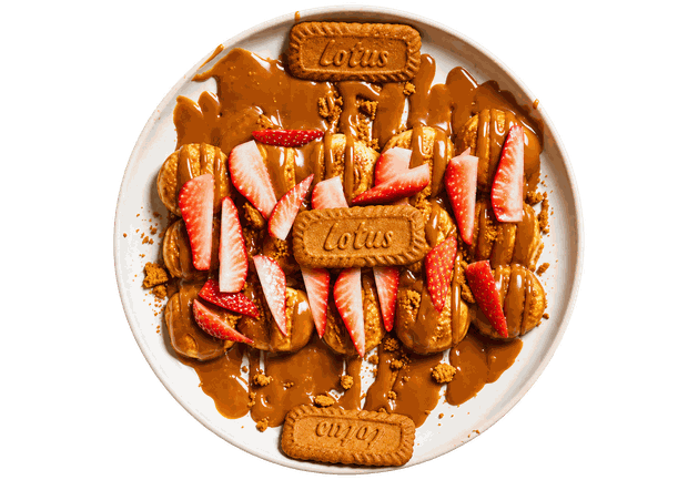 Lotus mini pandekager med jordbær og karamelsauce